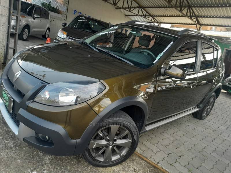 RENAULT - SANDERO - 2013/2014 - Verde - R$ 42.900,00